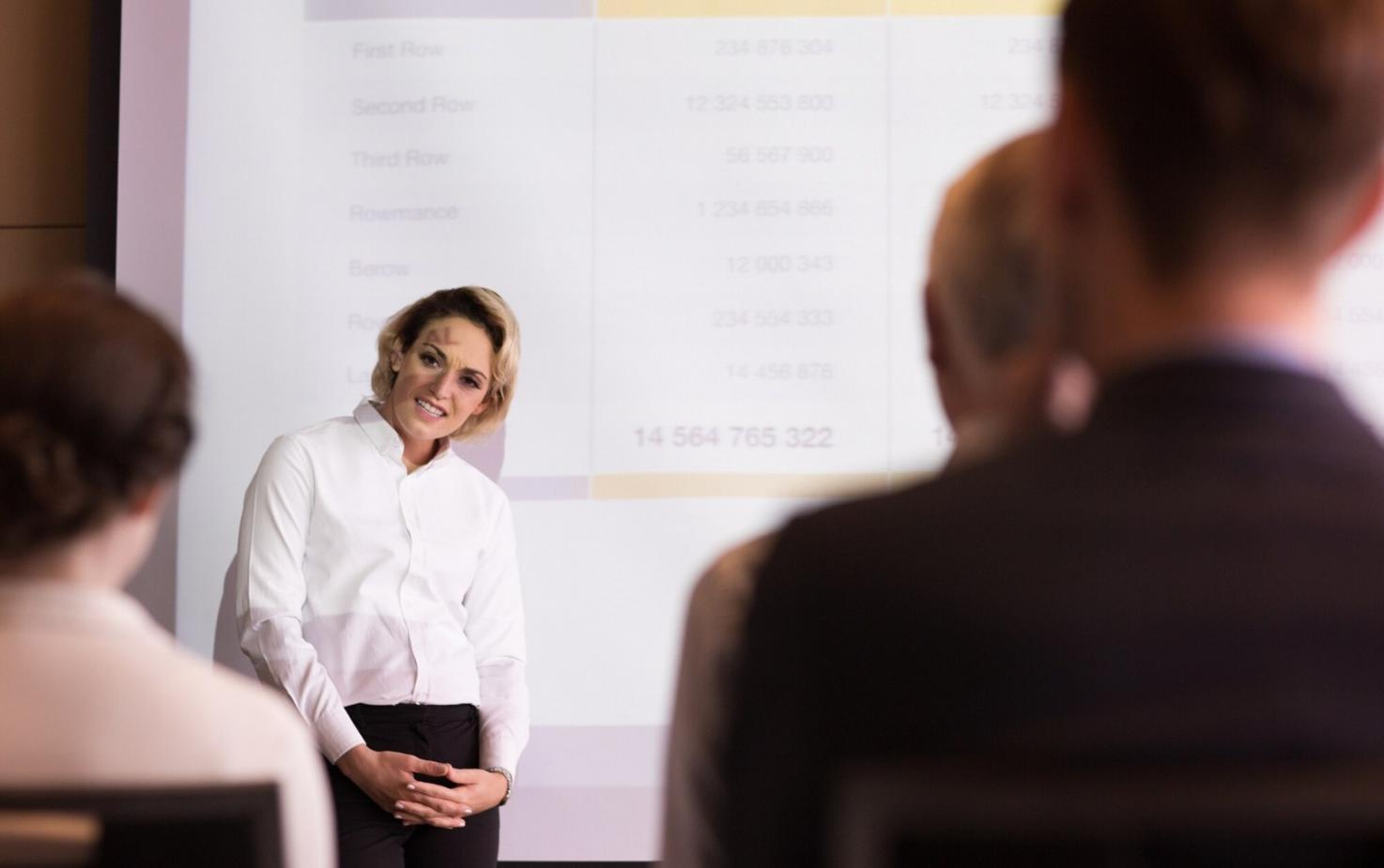 Estudiante trabajando con documentos financieros en espacio de estudio moderno