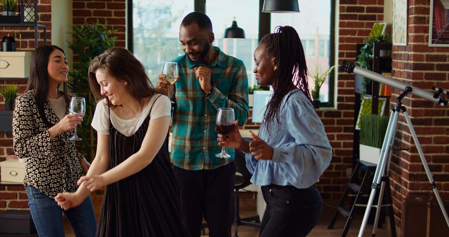 Estudiante revisando documentos financieros en escritorio con ordenador