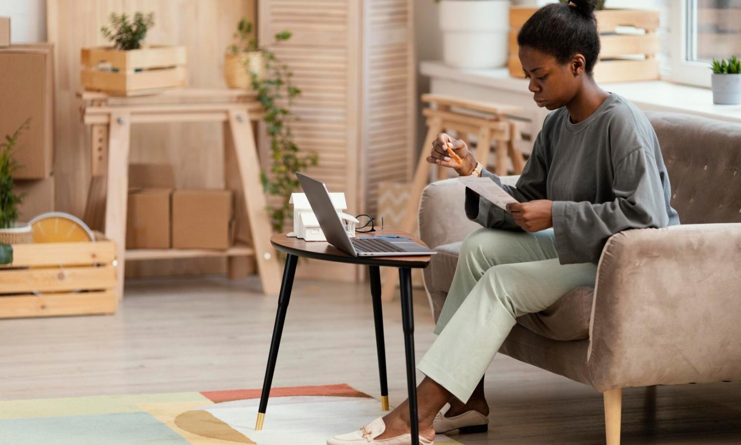 Equipo de venaliprex trabajando en análisis financiero en oficina de Terrassa